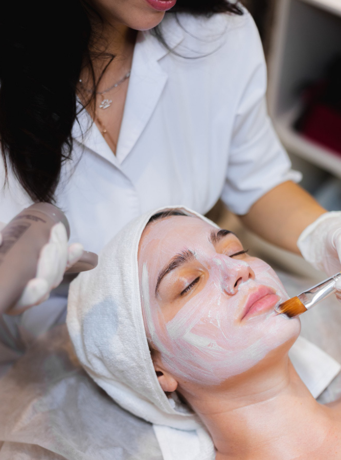 Cliente profitant d'un soin du visage en institut