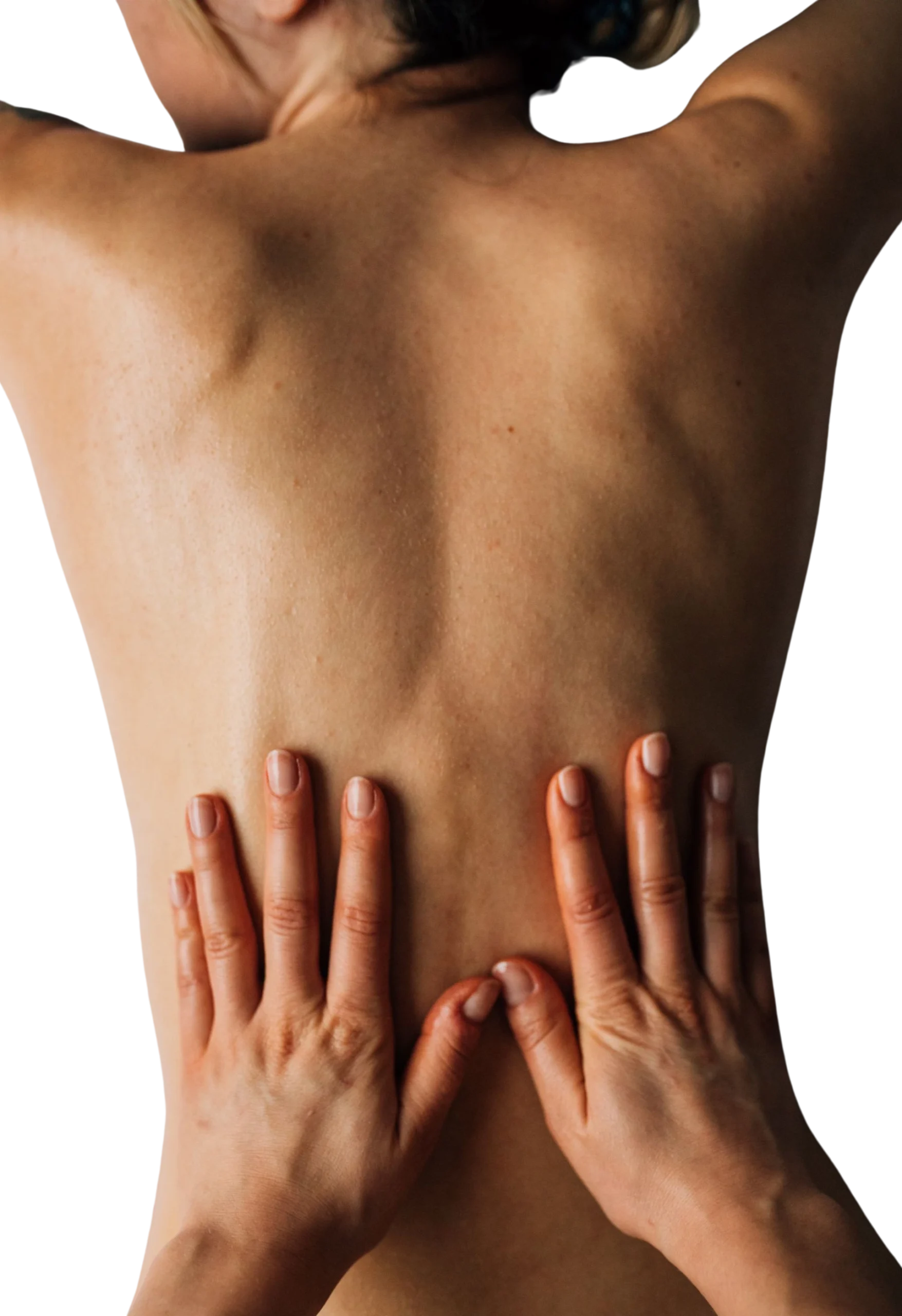Mains d’une praticienne réalisant un massage du dos dans un cabinet bien-être
